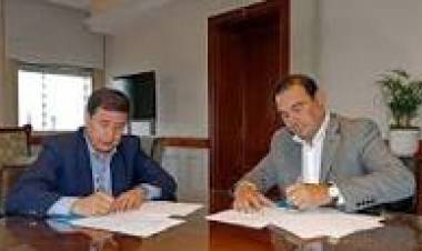 Valdés firmó el convenio con Nación para que la tarjeta Alimentar llegue a Corrientes