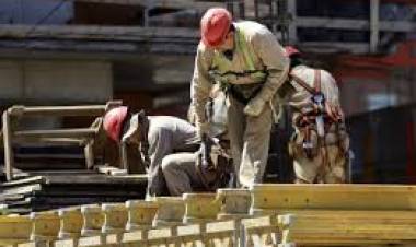 En el último año de Macri, la construcción cayó un 7,9% y la industria, un 6,4%