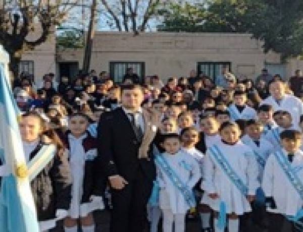 Escuela Primarias Celebrando a la Bandera: Pedro Celestino Reina.