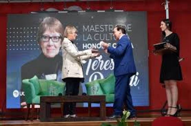 Teresa Parodi recibió el título “Maestra de la Cultura Honoris Causa”