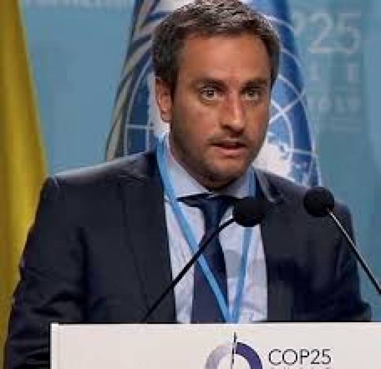 LA NACIÓN EN LA PROVINCIA El Ministro de Ambiente visita Corrientes Juan Cabandie estuvo el jueves por la mañana en la ciudad Capital. Con el fin de interiorizarse de la realidad ambiental correntina tendrá contactos con intendentes, el Gobierno Provincial y con una cooperativa de reciclaje.
