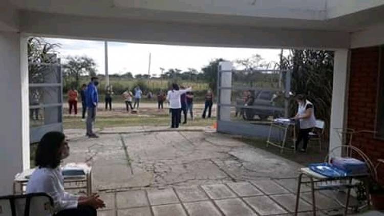 Escuelas primarias y Colegios Secundarios entregaron alimentos.