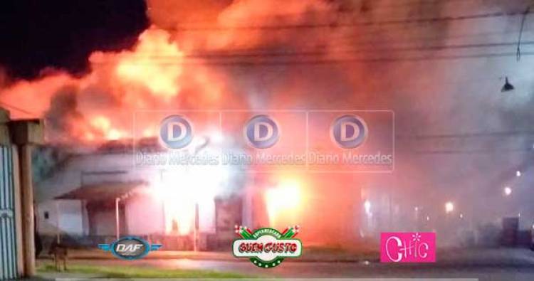 Bomberos De Mercedes Colaboraron En Incendio De Perugorría.-