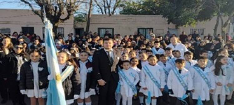 Escuela Primarias Celebrando a la Bandera: Pedro Celestino Reina.